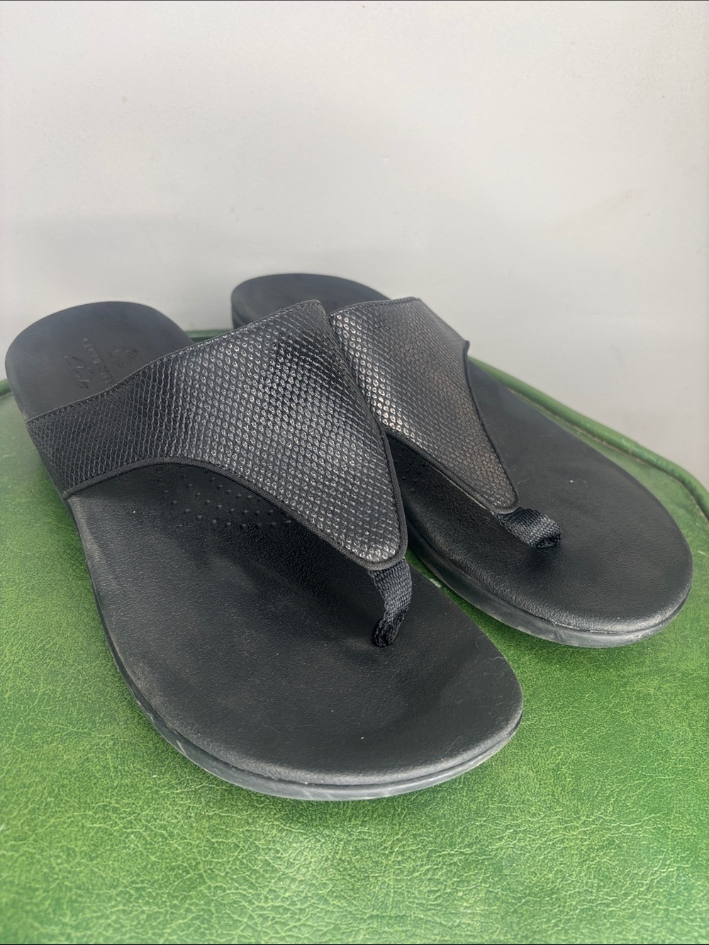 Clarks Womens Black Flip Flops Thongs Size 10